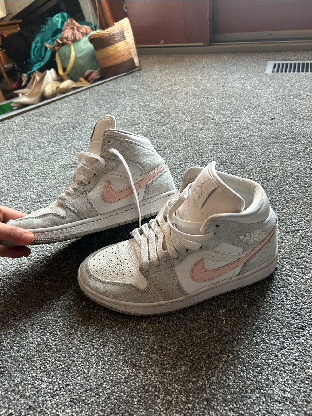 Nike Air Jordan 1 Mid - White & Light Pink